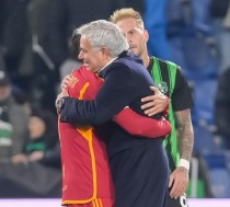Mourinho ôm chúc mừng từng cầu thủ