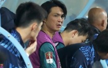 Tuấn Anh băng kín chân, nén đau thi đấu ở trận Hà Tĩnh (hôm 18/2) rồi rời sân ở hiệp hai. Ảnh: Bảo Ngọc.
