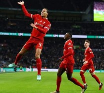 Van Dijk ghi bàn giúp Liverpool có danh hiệu đầu tiên ở mùa giải này. Ảnh: Getty