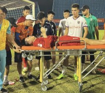 Văn Việt được đưa đi cấp cứu sau trận đấu với CLB Bình Dương.
