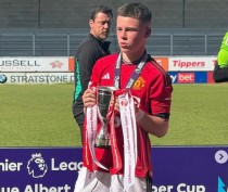 Kai Rooney ôm chiếc cúp vô địch của đội trẻ MU. ẢNH: INSTAGRAM KAI ROONEY