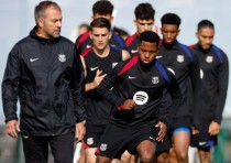 Thầy trò Hansi Flick chuẩn bị cho trận gặp Bayern. Ảnh: EFE