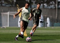 Mbappe dự kiến ngồi dự bị trong trận ra mắt Alonso. Ảnh: RMCF