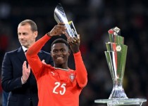 Mendes là "vua danh hiệu" ở độ tuổi 23.