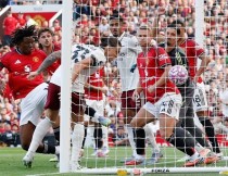 MU nhiều lần để Arsenal chọc thủng lưới từ những quả phạt góc.