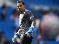 Ederson chia tay Man City. Ảnh: Reuters.