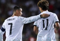 Ronaldo bay cao cùng Bồ Đào Nha. Ảnh: Lusa