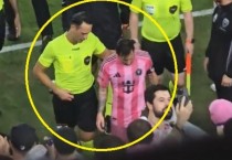 Trọng tài khoác vai Messi.
