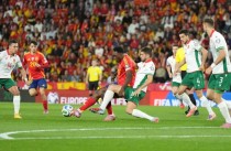 Bulgaria nỗ lực chống đỡ những đợt tấn công của chủ nhà Tây Ban Nha