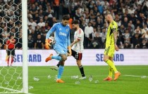 CĐV Besiktas ném chai nước về phía Ederson.