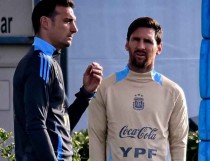 Huấn luyện viên Lionel Scaloni và Lionel Messi.