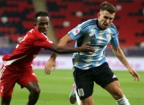 Chiến sự leo thang, Qatar vẫn cho bóng đá trở lại