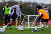 JJ Gabriel (phải) trong một buổi tập luyện tại đội 1 MU. ẢNH: SUNSPORTS/GETTY