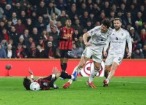 Maguire phạm lỗi với Evanilson.