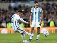 Màn trình diễn của Messi trong ngày tái xuất ở đội tuyển trước Paraguay
