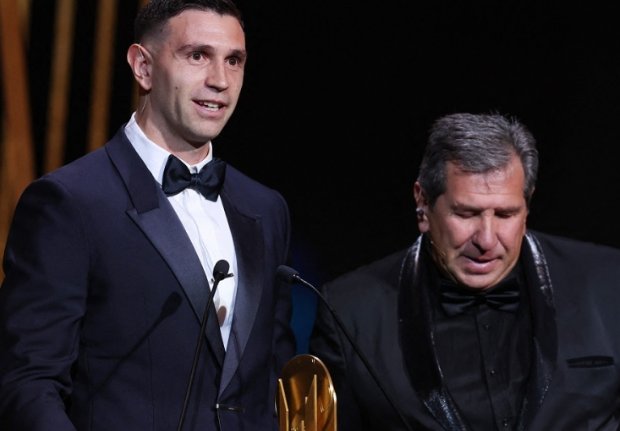 Martinez cùng cha lên nhận giải Thủ môn xuất sắc nhất tại lễ trao giải Quả bóng Vàng 2023. (Ảnh: Reuters).