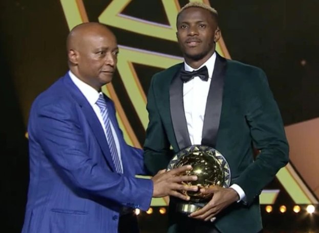 Osimhen được tôn vinh tại lễ trao giải Liên đoàn Bóng đá châu Phi. Ảnh: Eurosports