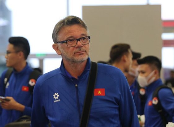 HLV Philippe Troussier tại sân bay quốc tế Nội Bài.