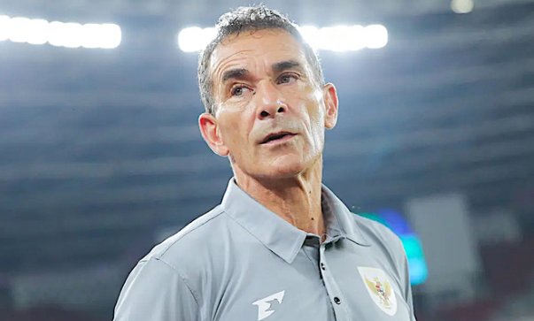 HLV trưởng Gerald Vanenburg vắng mặt.