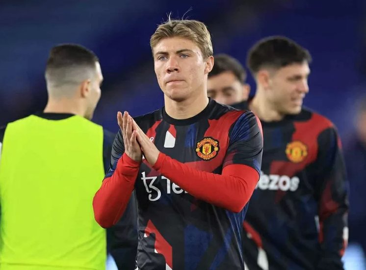 Man Utd có thể đổi Hojlund để đón Benjamin Sesko trong Hè 2025. (Ảnh: Manchester United)