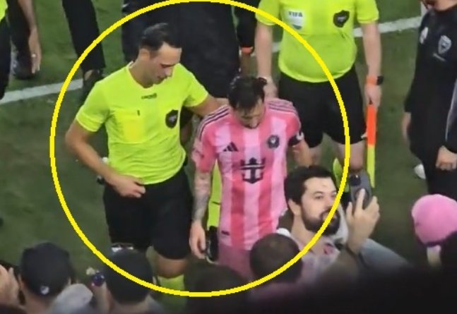 Trọng tài khoác vai Messi.