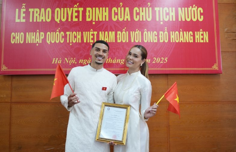 Đỗ Hoàng Hên chia sẻ niềm vui cùng bạn gái Lais Machado tại Lễ trao quyết định nhập quốc tịch Việt Nam.