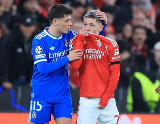 Cầu thủ che miệng khi nói chuyện trên sân có thể nhận thẻ đỏ bị đuổi khỏi sân. ẢNH: AFP