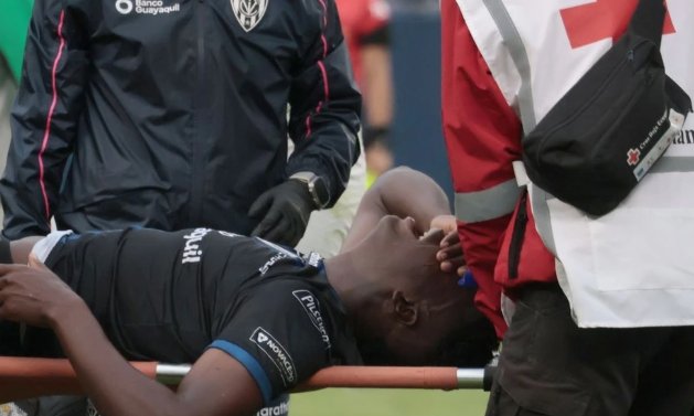 Chấn thương của Arroyo khiến cả sân vận động lặng người.