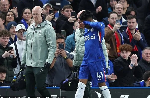 Estevao Willian bật khó khi rời sân vì chấn thương. ẢNH/; SHUTTERSTOCK