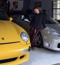 Phạm Như Phương tạo dáng cùng Porsche 993 và Ferrari 360 Spider.
