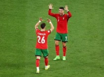 CĐV Bồ Đào Nha đang trông chờ vào bàn thắng đầu tiên của Ronaldo ở kỳ Euro năm nay. Ảnh: Reuters