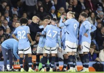 Pep Guardiola phải thay đổi để chiến thắng trở lại. Ảnh: EFE