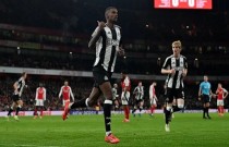 Newcastle đánh bại Arsenal 2-0 ở lượt đi bán kết cúp Liên đoàn Anh.