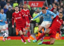 Man City quyết tâm cản bước đối thủ - Ảnh: Rex