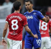 Bruno Fernandes và tiền đạo Everton Iliman Ndiaye đã có một cuộc đối đầu căng thẳng. Ảnh: Getty Image