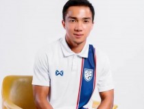 "Người mẫu" Chanathip giới thiệu áo đấu mà sếp madam Pang đi rao bán kiếm tiền cho bóng đá Thái Lan nhằm vượt qua khủng hoảng. Ảnh: S.S