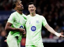 Lamine Yamal (trái) và Robert Lewandowski của Barca vừa bị UEFA phạt tiền.