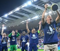 HLV Enrique (nâng cúp) thừa nhận, PSG quá may mắn ở trận tranh Siêu cúp châu Âu. (Ảnh: PSG)