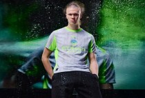 Màu áo được cho là u ám giống hệt bầu trời xứ sương mù