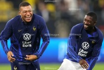 Mbappe và Dembele thân thiết trong màu áo tuyển Pháp. Ảnh: EPA.