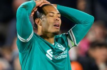 Van Dijk và Liverpool có màn trình diễn thảm họa. Ảnh: Alamy