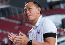 HLV Thawatchai lo lắng cho các học trò sa sút thể lực ở trận chung kết. Ảnh: CCT.