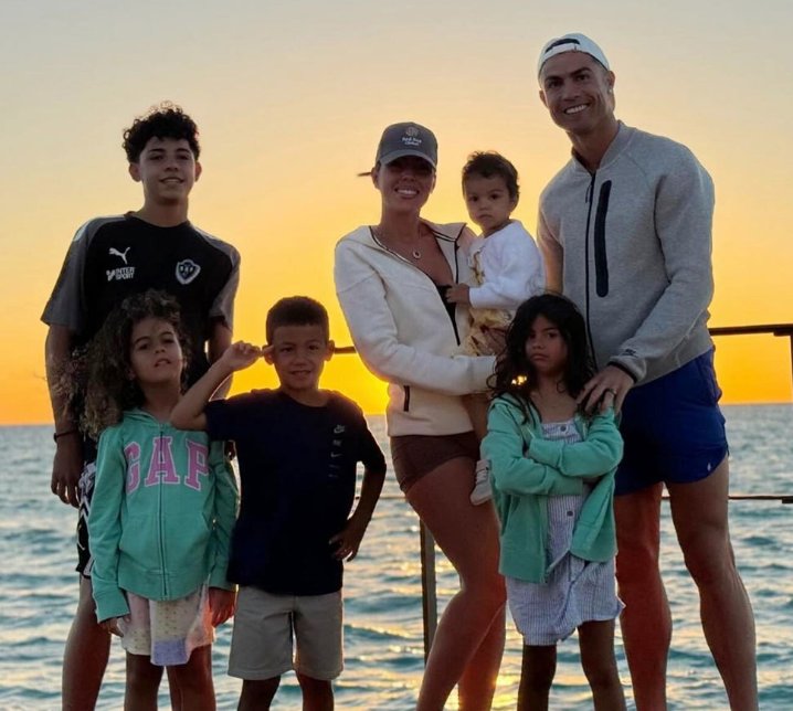 Hình ảnh Ronaldo và các con nghỉ dưỡng tại Saudi Arabia