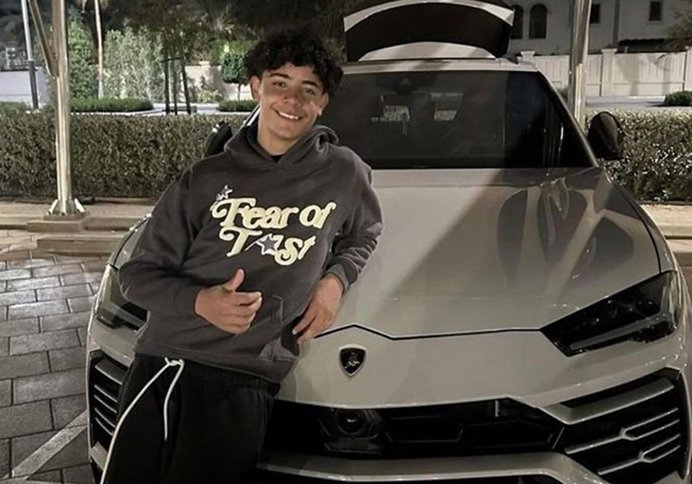 Ronaldo tặng con trai siêu xe Lamborghini Urus