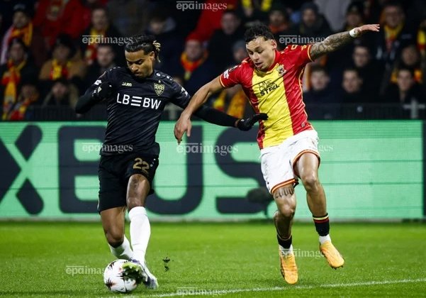 Dean James (phải) phải ngồi ngoài trong trận đấu của Go Ahead Eagles vì nghi án giấy tờ không hợp lệ. Ảnh: EPA.