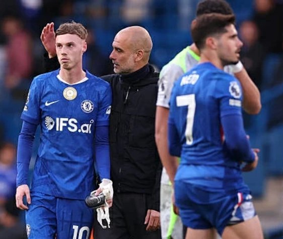 HLV Pep an ủi Cole Palmer sau trận đấu Chelsea gặp Man City ở vòng 32 Ngoại hạng Anh. (GetttyImages)