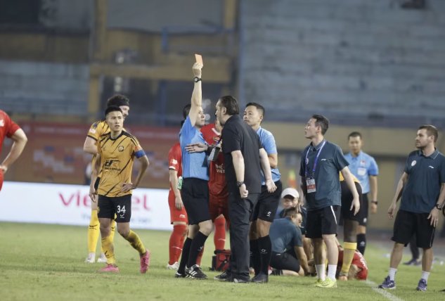 HLV Popov cần kiềm chế cảm xúc tránh gây bất lợi cho đội bóng