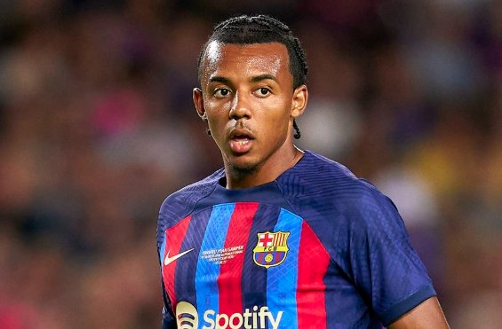 Kounde có thể phải rời Camp Nou.